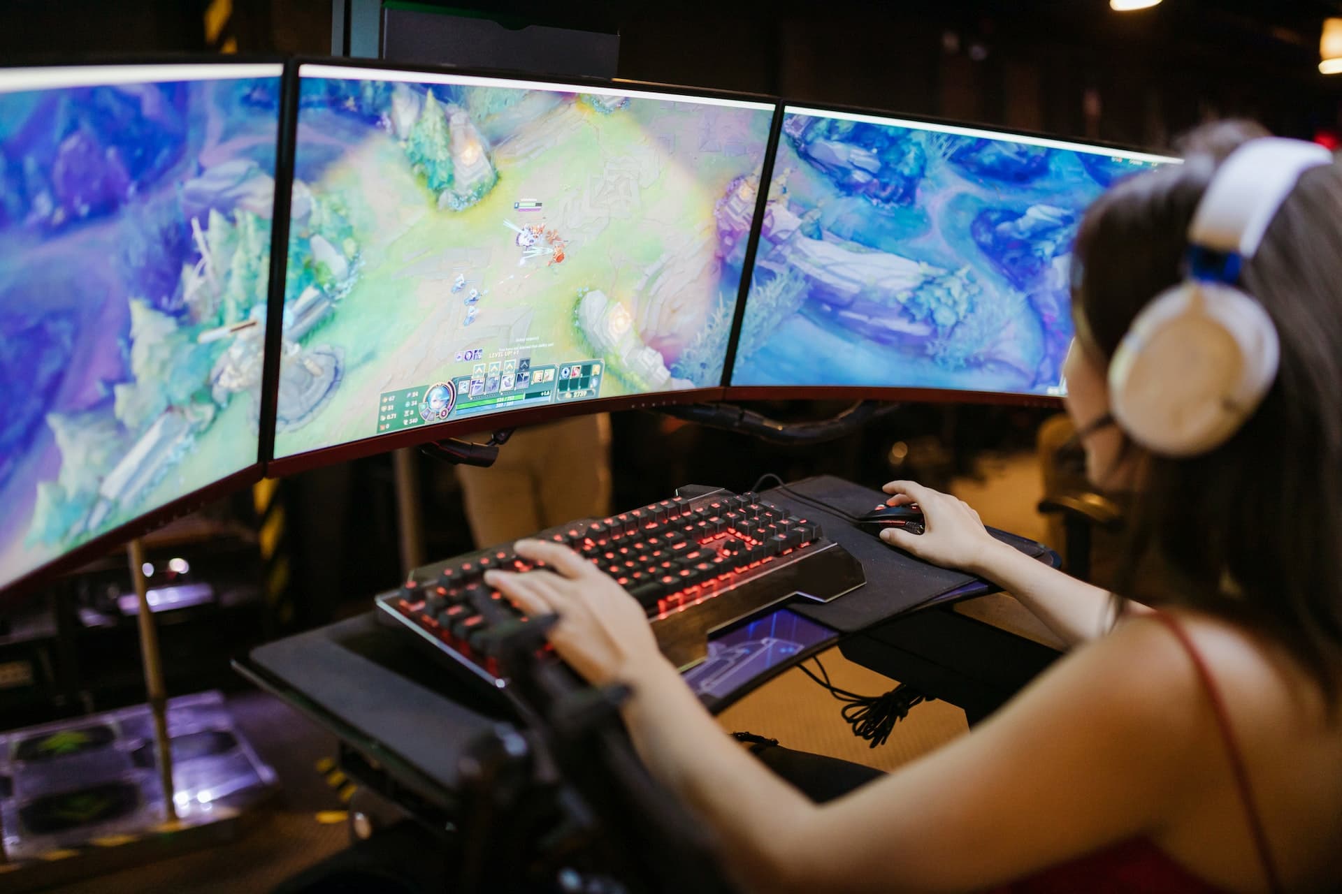 girl-pro-gamer-three-monitors